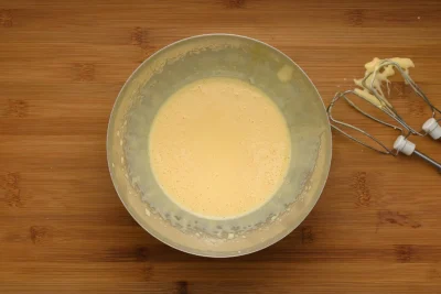 Beat-egg-yolk-gp-SunCakeMom