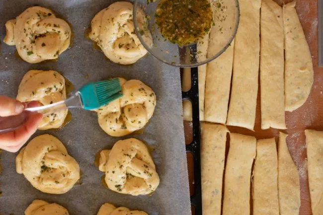 Garlic-knot-recipe-Process-16-SunCakeMom