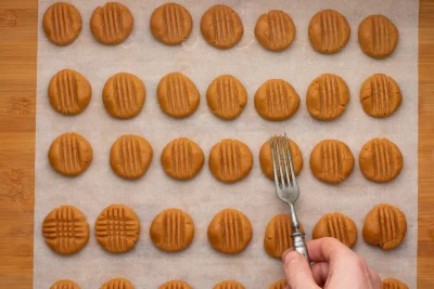 Peanut butter cookies recipe - SunCakeMom