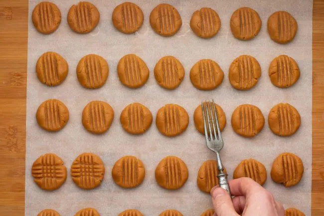 Peanut butter cookies recipe - SunCakeMom