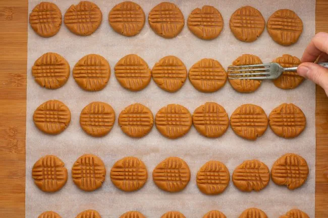 Peanut butter cookies recipe - SunCakeMom