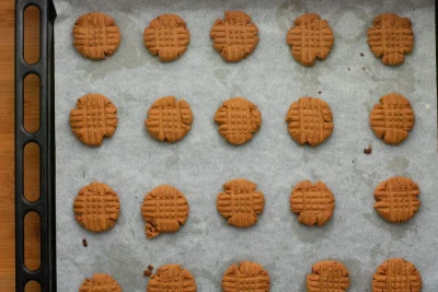 Peanut butter cookies recipe - SunCakeMom