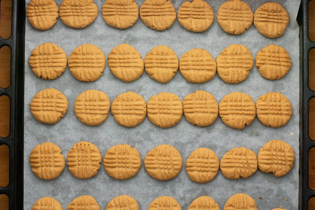 Peanut butter cookies recipe - SunCakeMom