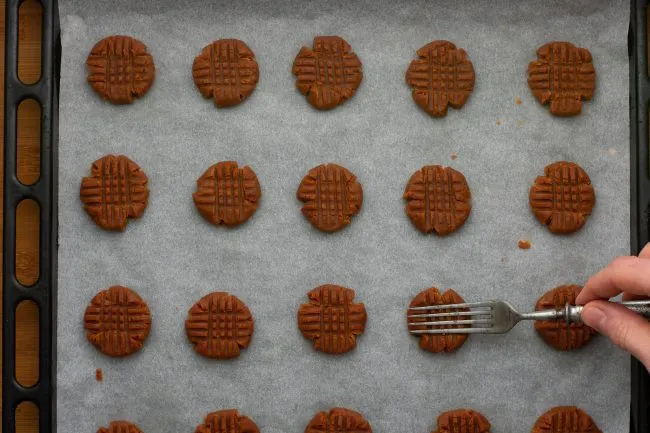 Peanut butter cookies recipe - SunCakeMom