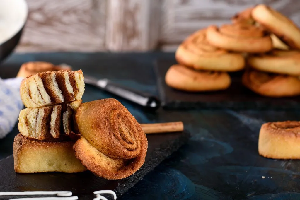 Keto Cinnamon rolls - SunCakeMom