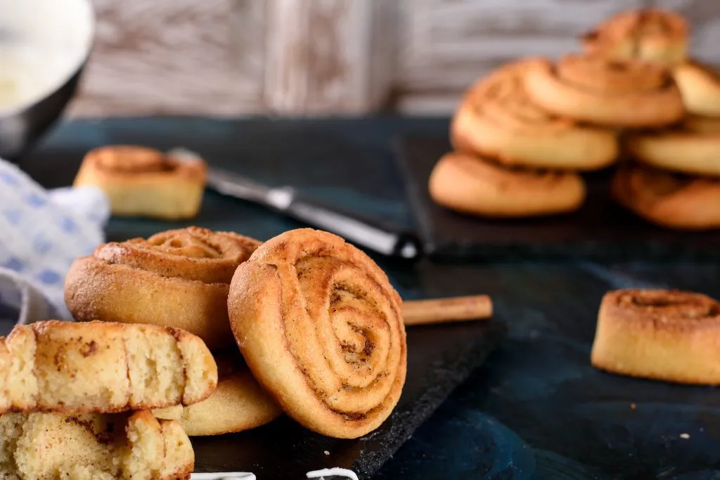 Keto Cinnamon rolls - SunCakeMom