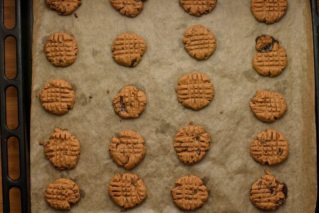 Peanut butter chocolate chip cookies - SunCakeMom