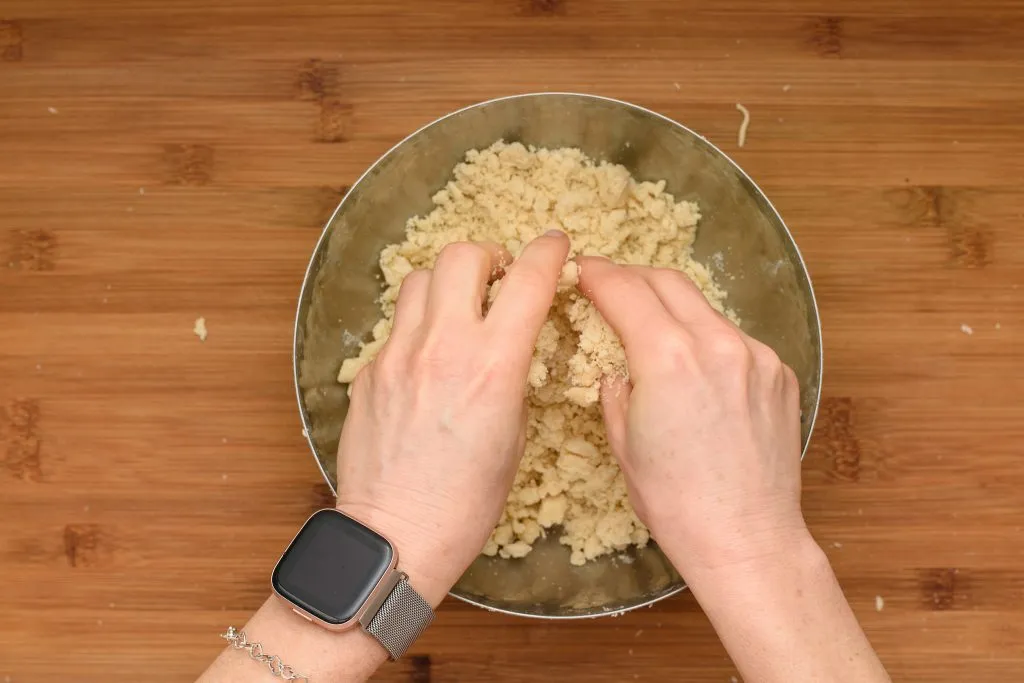 Apple-crumble-apple-crisp-recipe-Process-1-SunCakeMom